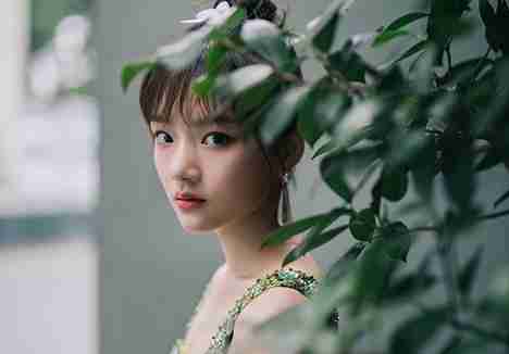 名门泽佳:任敏新造型真好看！！！！穿绿钻石连衣裙搭丸子头效果甜美灵动